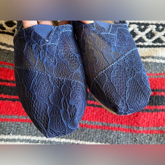 Blue Lace Toms Slip on Shoes! Like New. Size 6! - Picture 6 of 6